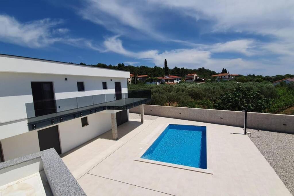 Villa Mare - Modern Villa With Swimming Pool And Jacuzzi 普拉 外观 照片