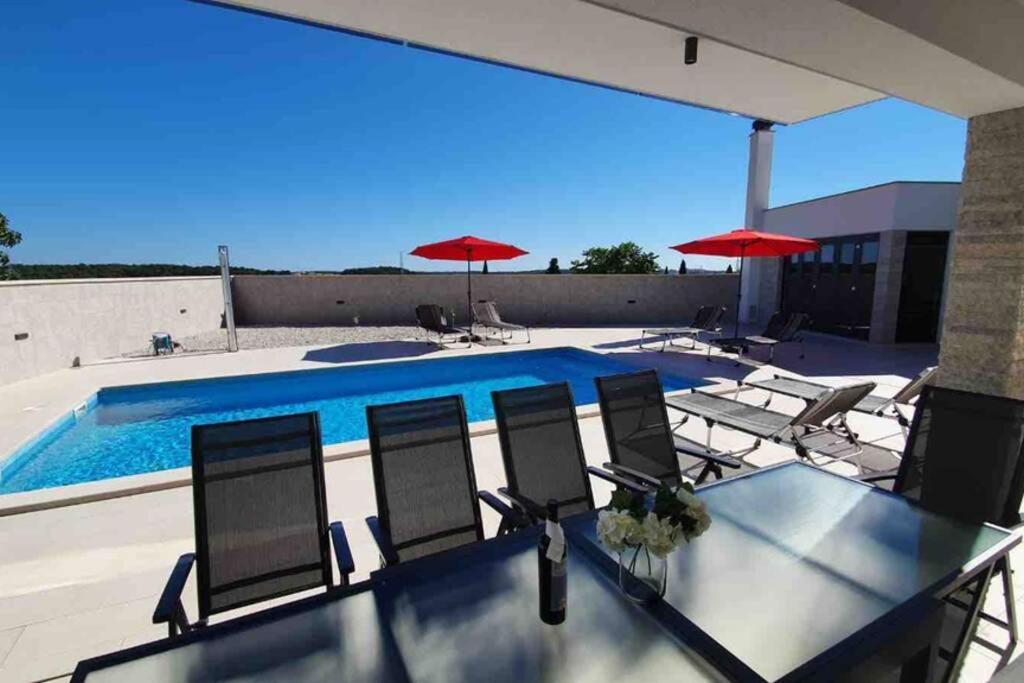 Villa Mare - Modern Villa With Swimming Pool And Jacuzzi 普拉 外观 照片